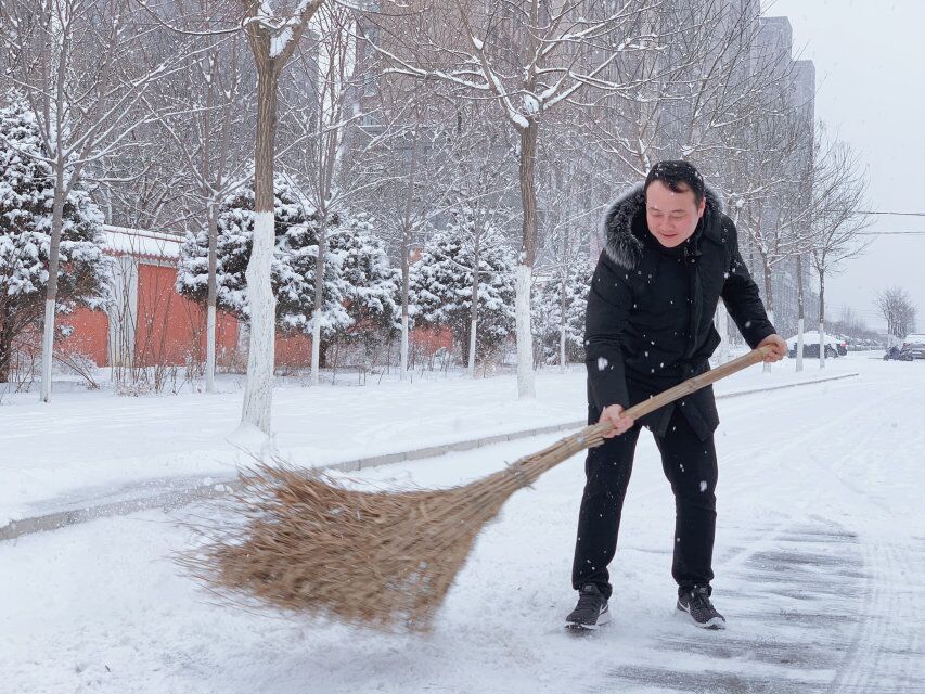 志愿者扫雪.jpg