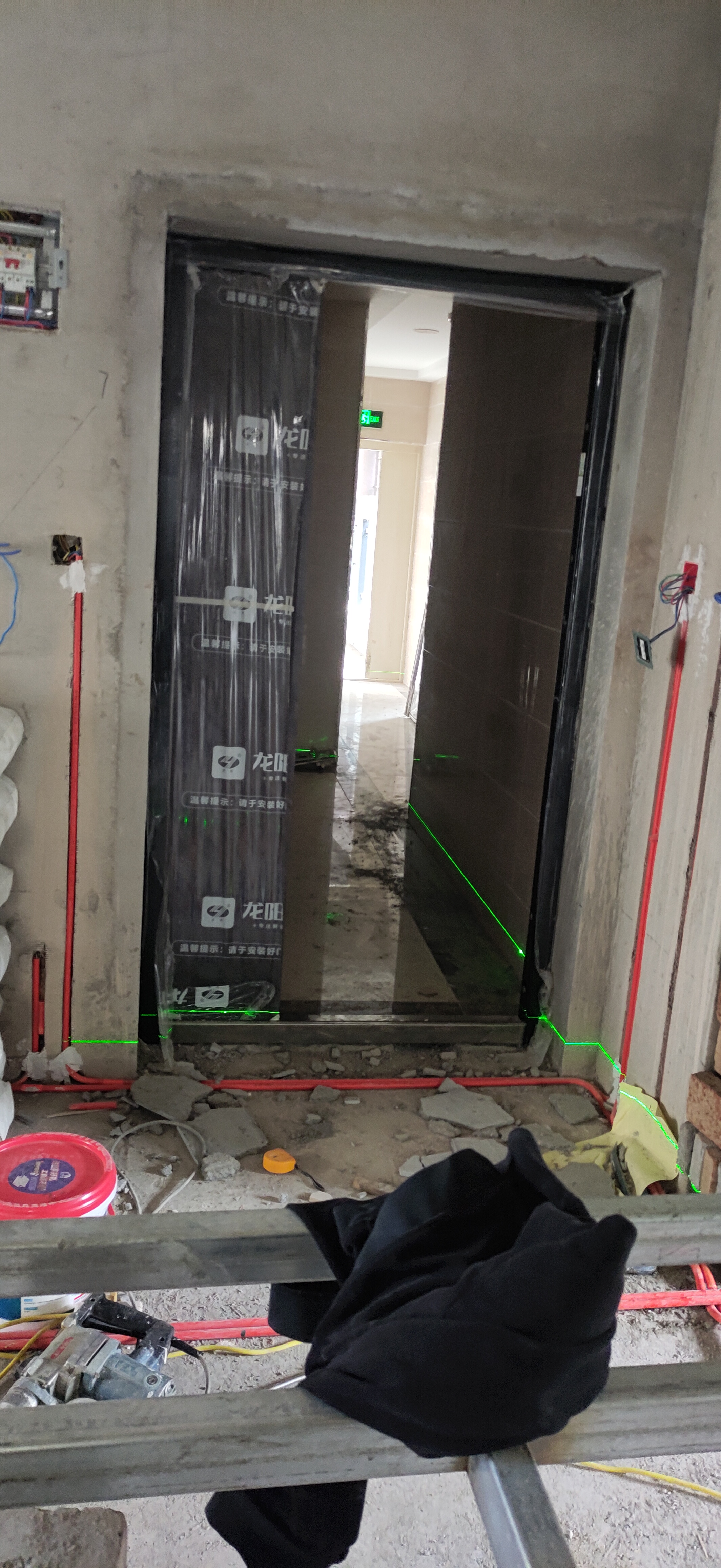 师傅正在更换入户门 师傅正在更换入户门