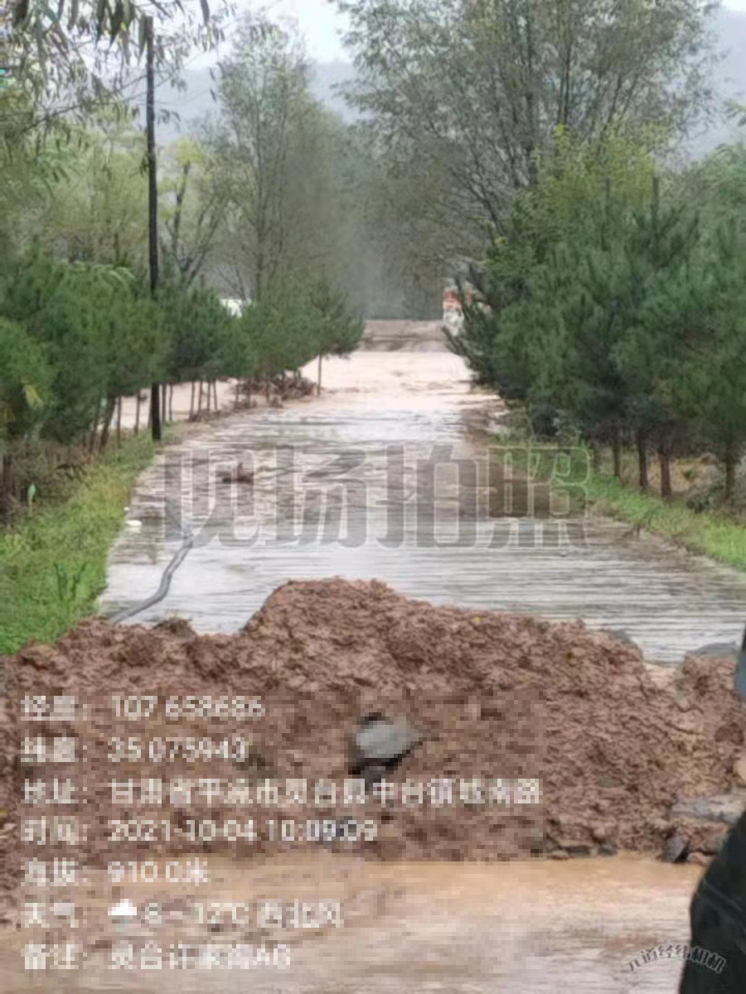 洪水冲毁小桥路不通