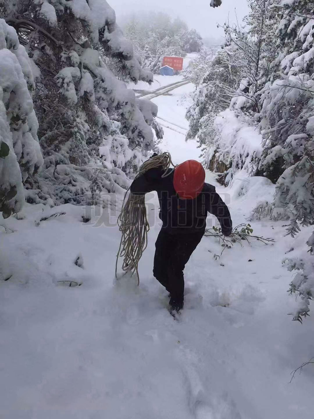 扛着发电线上山